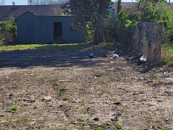 4th image of 652 Ayers St #15 & 17