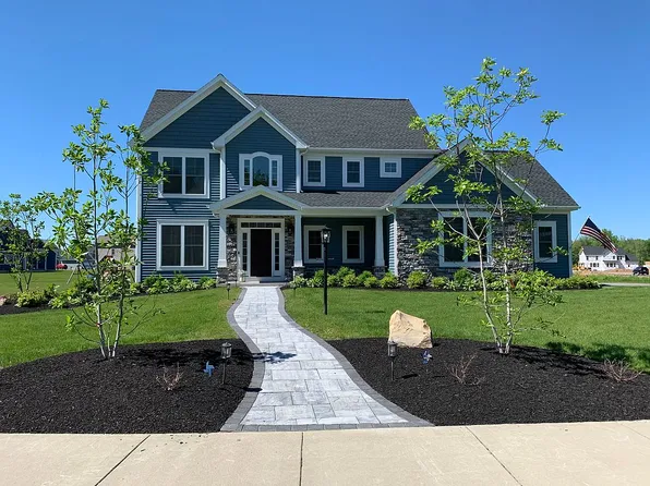 47 Crowne Pointe Dr, Penfield, NY 14526