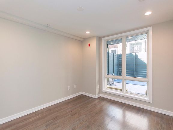 5th image of 1705 Bainbridge St Unit 1