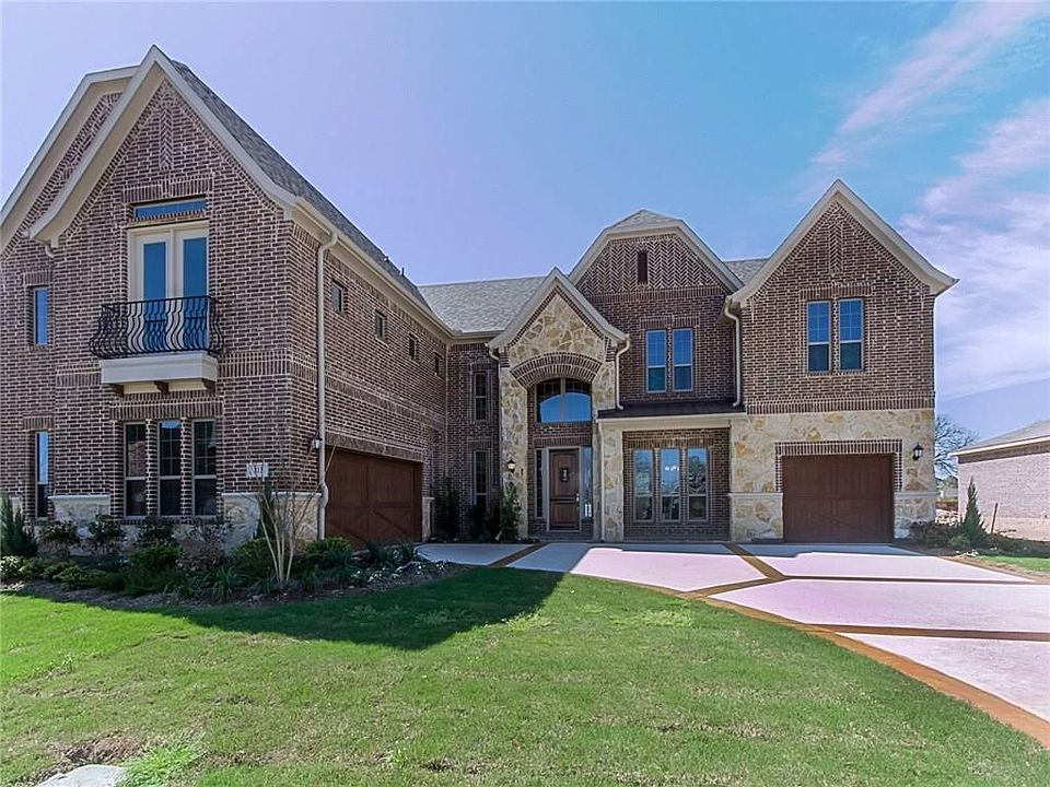 1st image of 813 Lake Carillon Ln