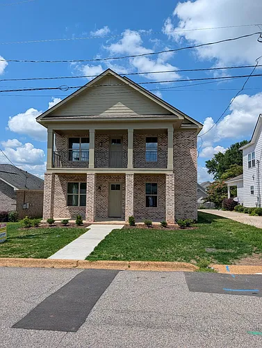 320 18th St E Photo 1