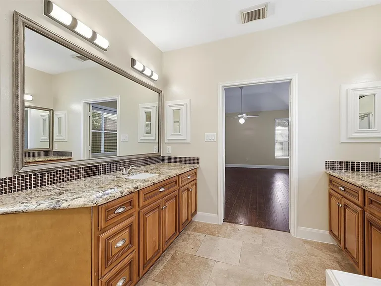 19307 Pinewood Bluff Ln — Photo 17