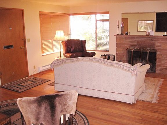 Spacious sunny Living room