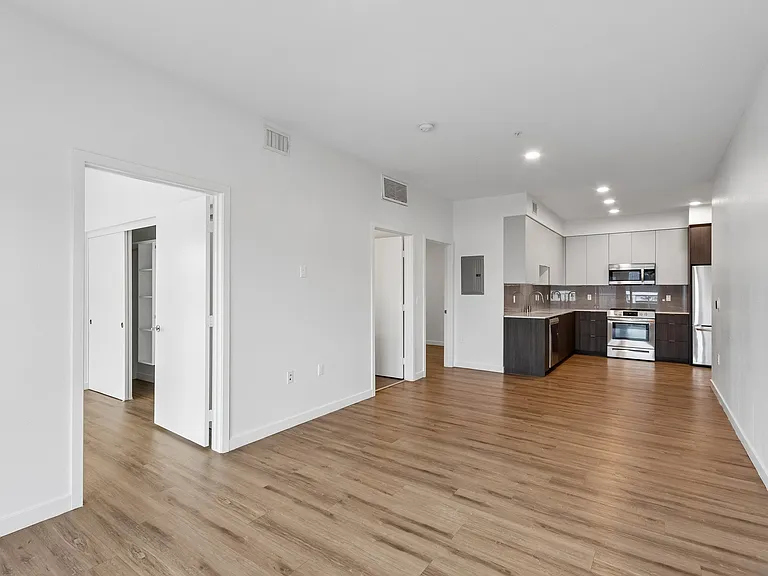 Maxwell Apartments — Photo 30