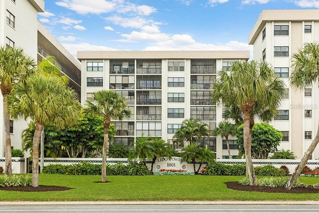 1 bed, 1.5 bath, 813 sqft, $3,120 — Photo 1