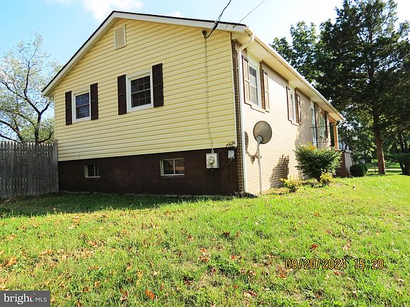 4th image of 220 Village Ct