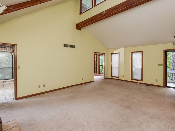 5th image of 4764 Forest Valley Pl NE