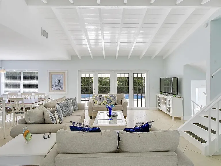 1310 Manor Dr — Photo 4