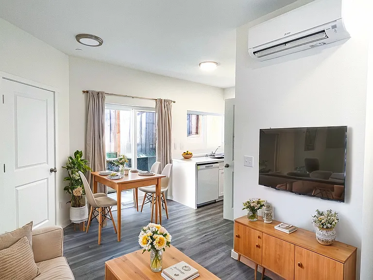 Iris Apartments — Photo 1