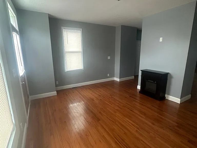 1063 Summit St — Photo 3