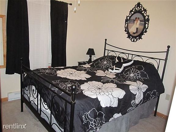 Full size 1st floor bed room ceiling fan, tv, his /hers clos