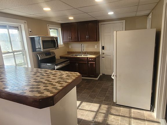 2nd image of 29 Edwards St #2