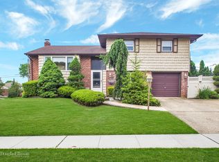 9 Walter Ln, Old Bethpage, NY 11804