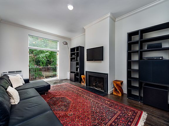 5th image of 216 E 78th St