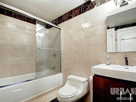 3rd image of 10 W 74th St APT 9B