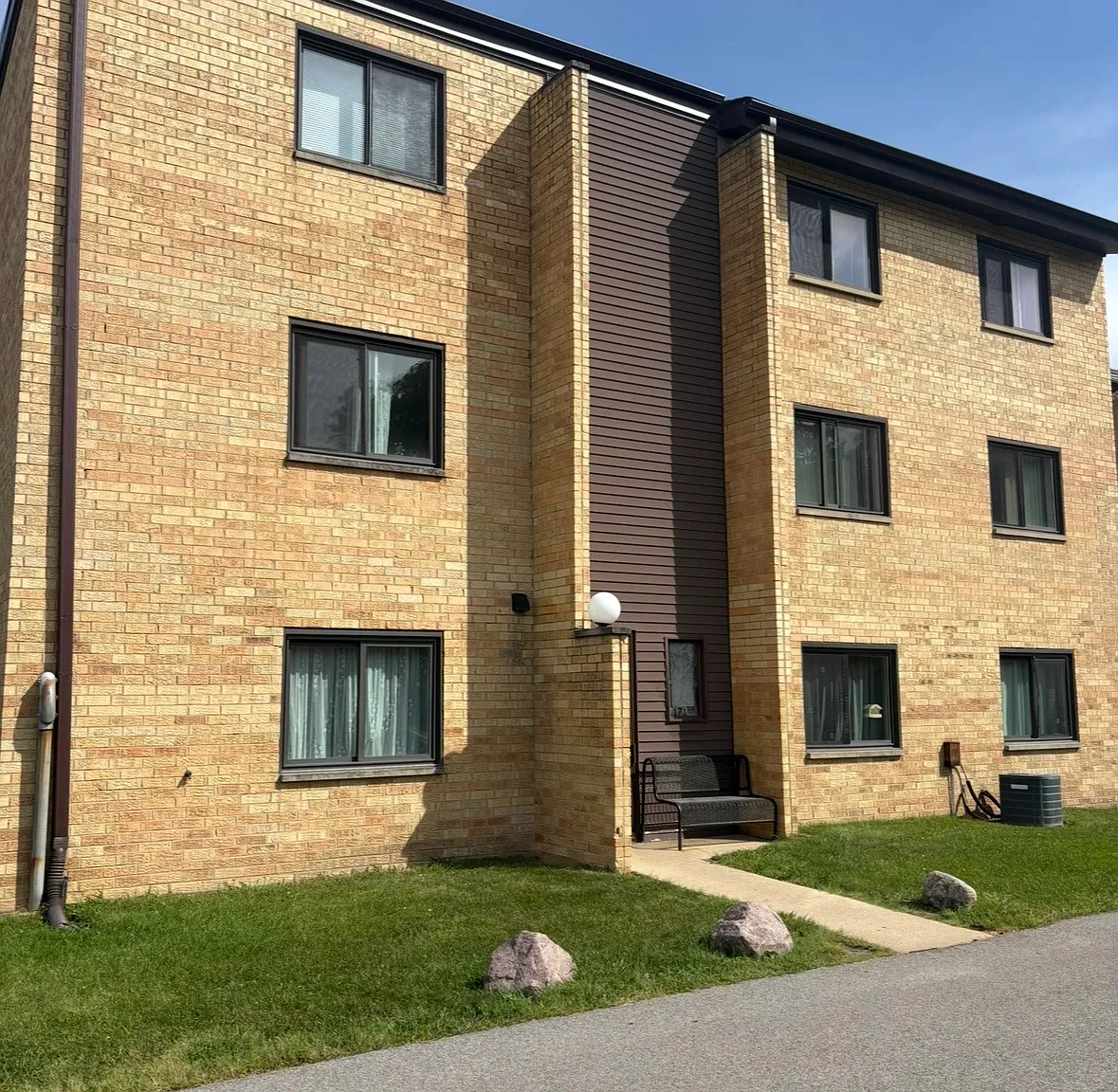 2 bed, 700 sqft, $1,650 — Photo 1
