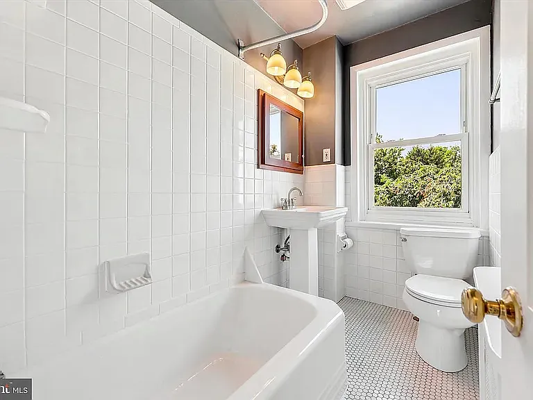 117 E 3rd Ave — Photo 5
