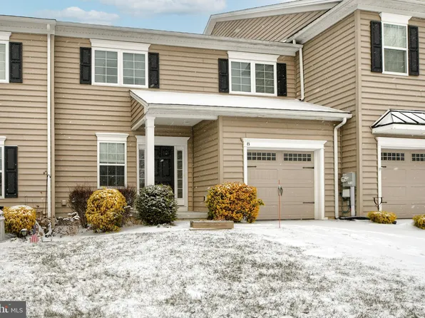 8 New Village Greene Dr, Honey Brook, PA 19344
