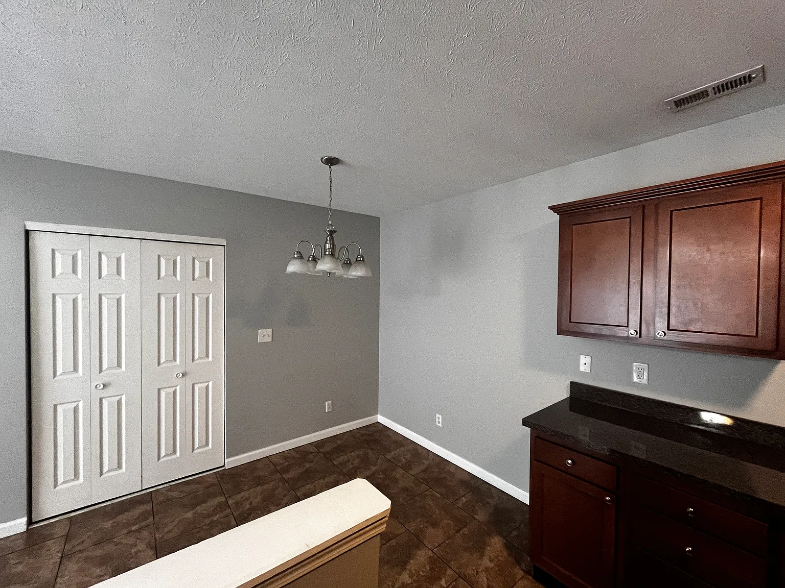 2 bed, 1.0 bath, 850 sqft, $1,050 — Photo 2