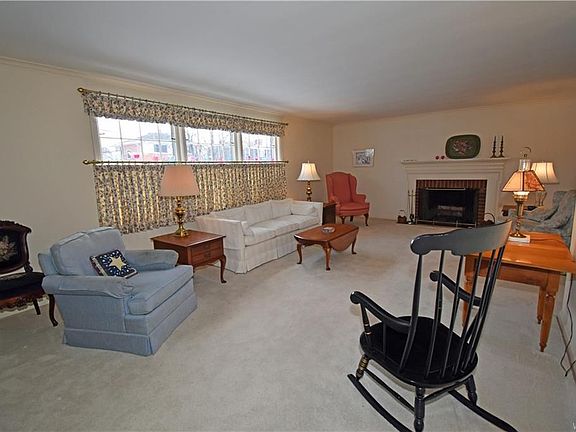 3rd image of 154 Bathurst Dr