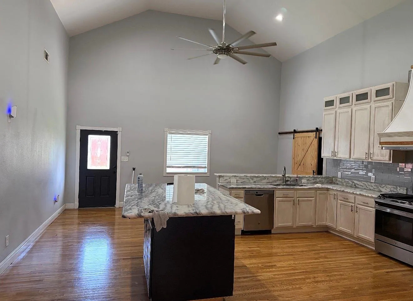 3 bed, 2.0 bath, 2209 sqft, $2,195 — Photo 4