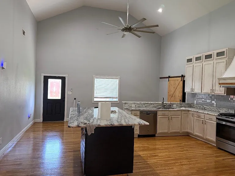 602 Fostoria Ln — Photo 4