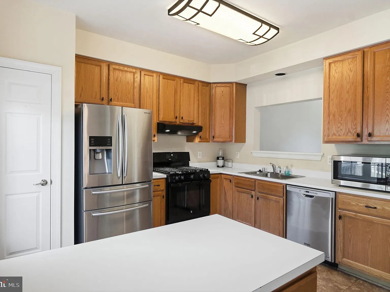 3 bed, 4.0 bath, 1796 sqft, $2,600 — Photo 3