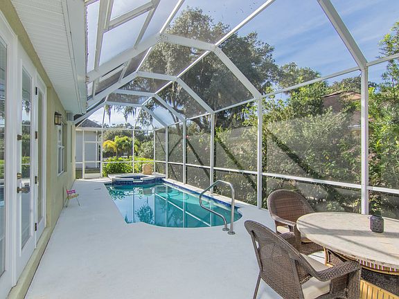 4th image of 150 Whispering Oaks Cir