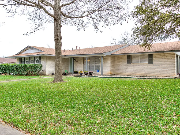 502 Downshire Dr — Photo 1