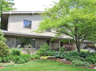 18100 Lamplighter Ln, Brookfield, WI 53045