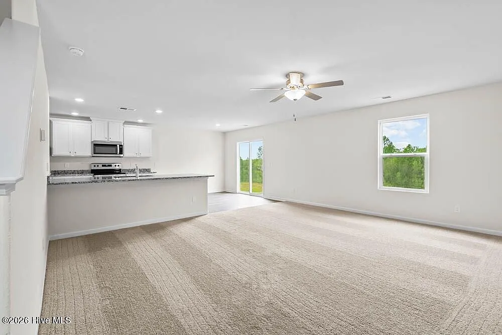 3 bed, 2.5 bath, 2025 sqft, $1,950 — Photo 3