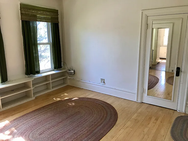 719 E Grand Ave #4 — Photo 2