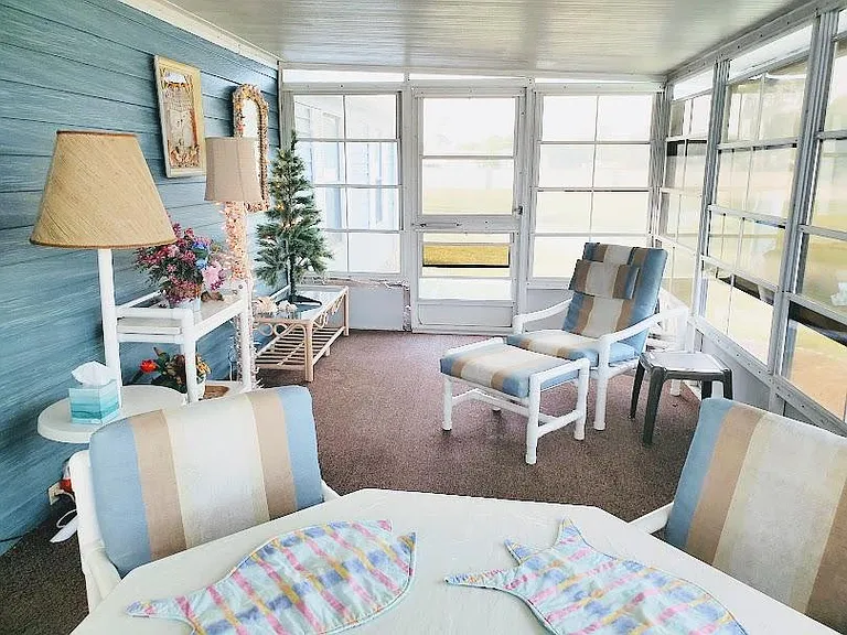 spacious lanai with screens and vinyl windows