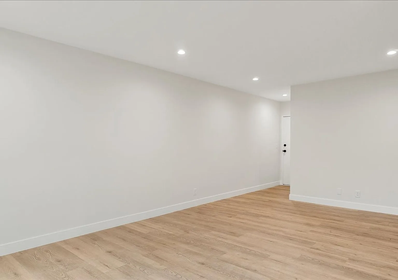 Beautifully Renovated One Bedroom Apartment | Private Enclosed Patio — Photo 2