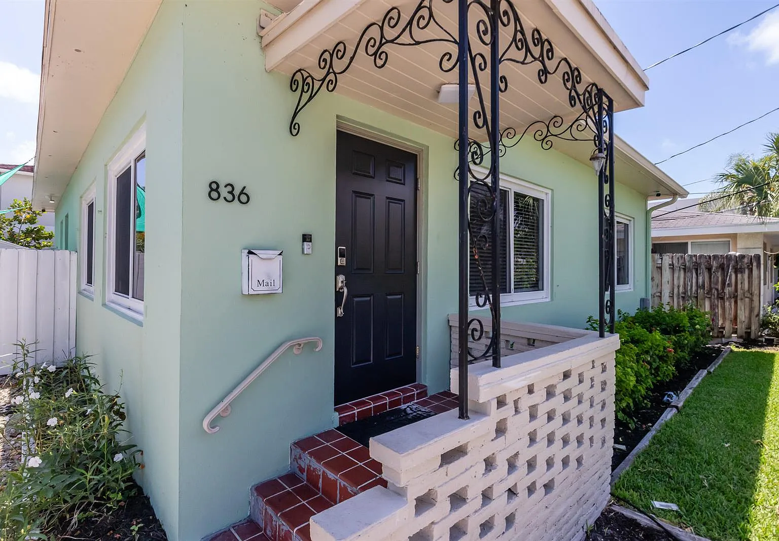 2 bed, 2.0 bath, 1271 sqft, $4,300 — Photo 2