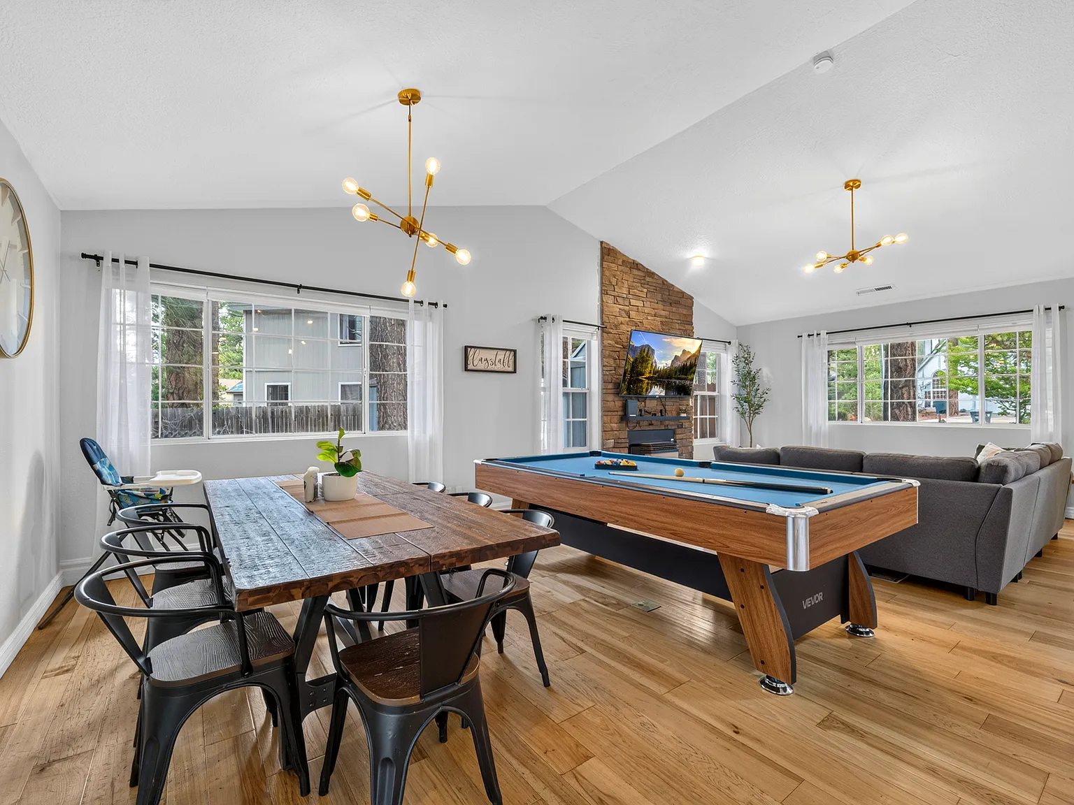4 bed, 2.5 bath, 2118 sqft, $4,300 — Photo 1