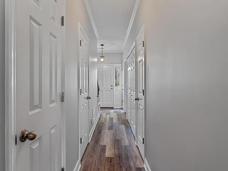 1810 Oakcrest Ct — Photo 3