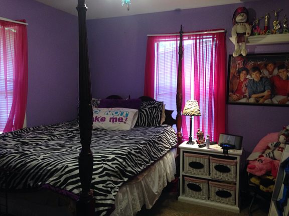 2nd bedroom- 11'x11.5'
