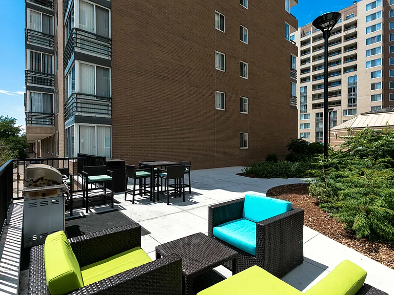 300 East 17th Apartments — Photo 31
