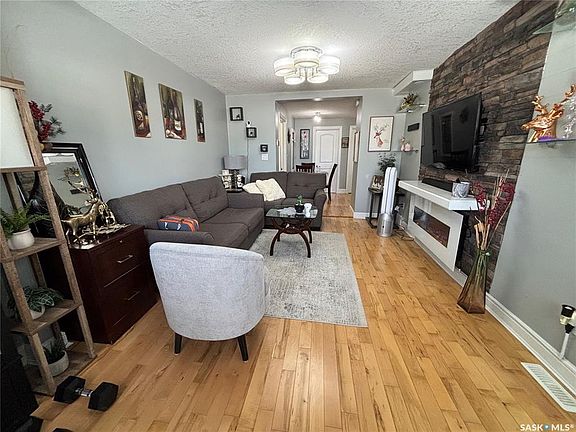 3rd image of 421 6th AVENUE E