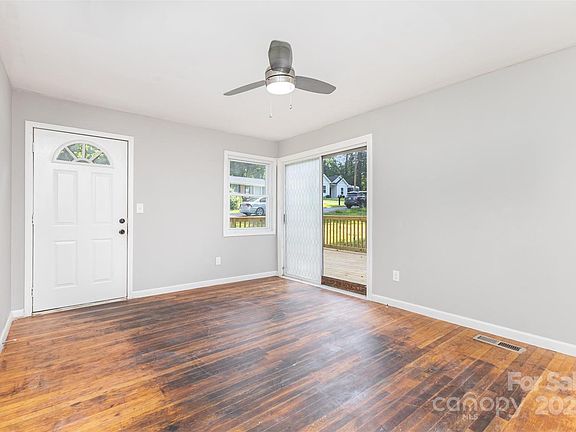 5th image of 2603 Mary Ave
