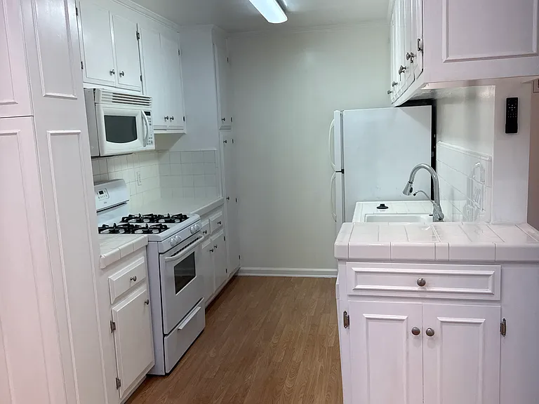 1280 S Barrington Ave #10 — Photo 8