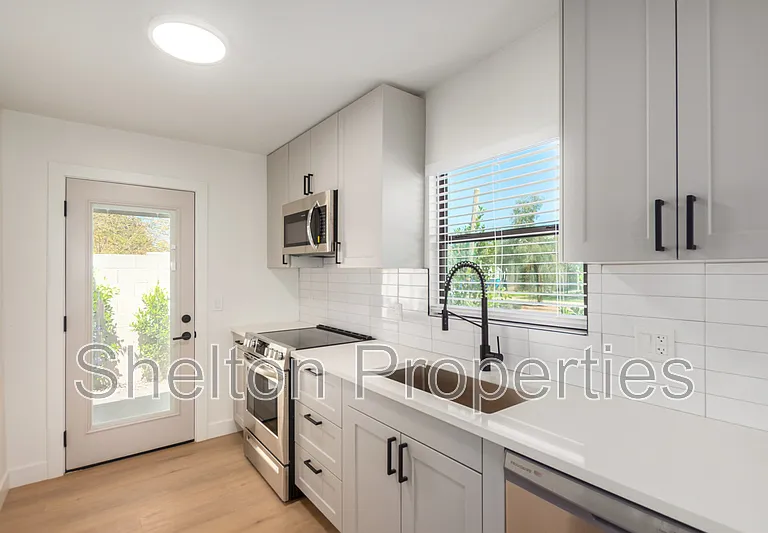 616 N 10th Ave #H — Photo 6