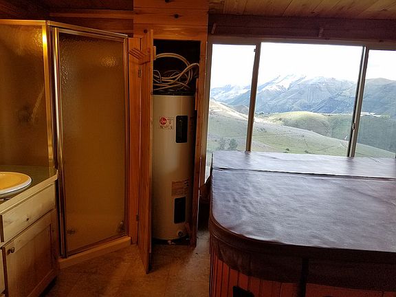 Hot tub with views / shower