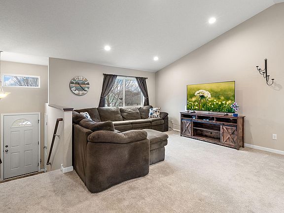 4th image of 1107 Village St SE