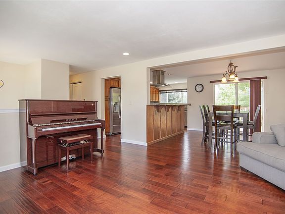 4th image of 423 W Alderwood Ave