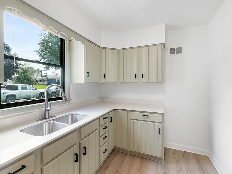 105 Sunset St — Photo 10