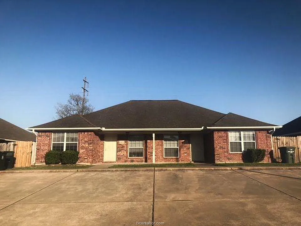 3 bed, 1290 sqft, $1,700 — Photo 1