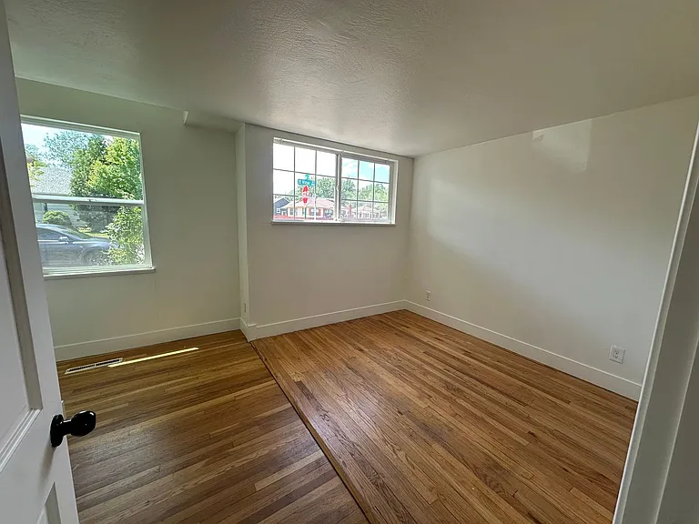 982 Vine St — Photo 11