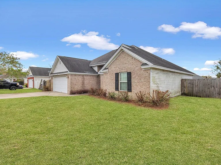 110 Auburn Cir — Photo 2